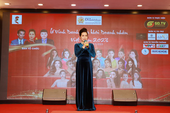 Nhà báo Nguyễn Thị Thanh – Chủ tịch Câu Lạc Bộ Doanh nhân Việt Nam phát biểu tại buổi lễ.